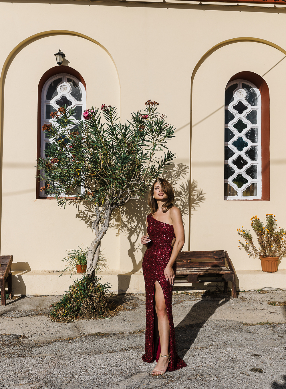 Jaime - Εκθαμβωτικό κόκκινο φόρεμα με παγιέτες, ασύμμετρο ντεκολτέ και ανοιχτή πλάτη - 1